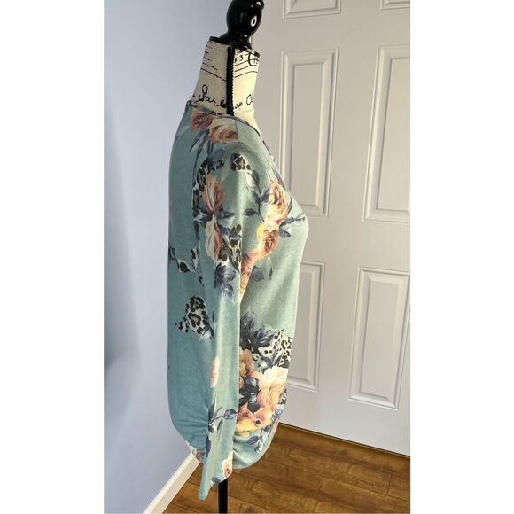 Lime & Chili Women’s M Long Sleeve Floral and Animal Print Sweater Light Blue wi - Picture 2 of 7